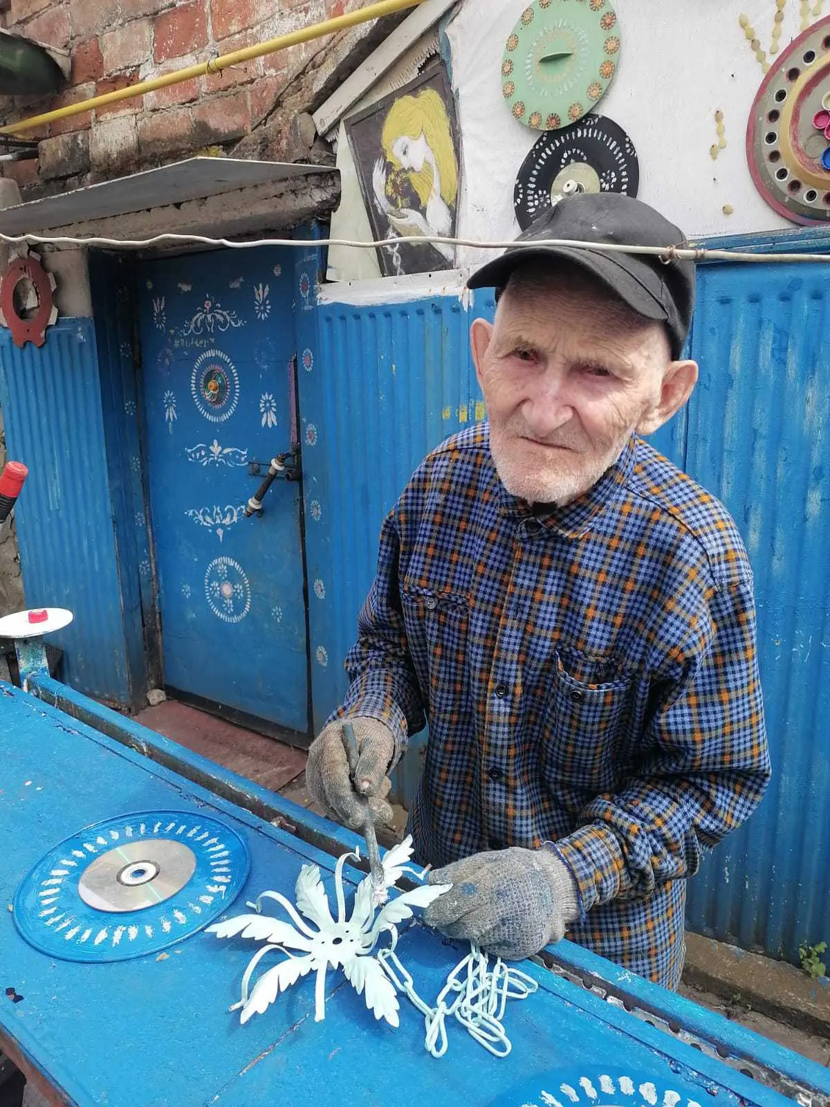 99-летний ветеран из Бобруйского района украшает свой двор в стиле поп-арт