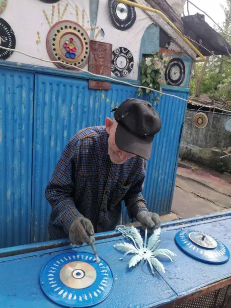 99-летний ветеран из Бобруйского района украшает свой двор в стиле поп-арт