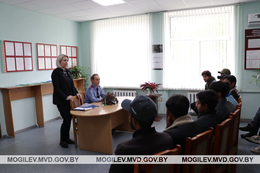 В рамках открытого диалога: правоохранители в Бобруйске пообщались с иностранными гражданами