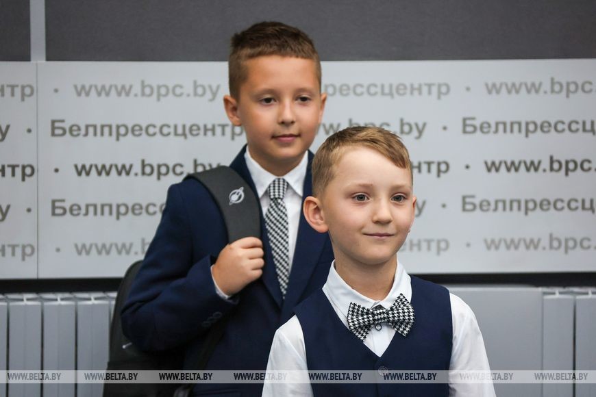 «Славянка» и другие предприятия «Беллегпрома» готовы принять заявки на индивидуальный пошив одежды для школьников