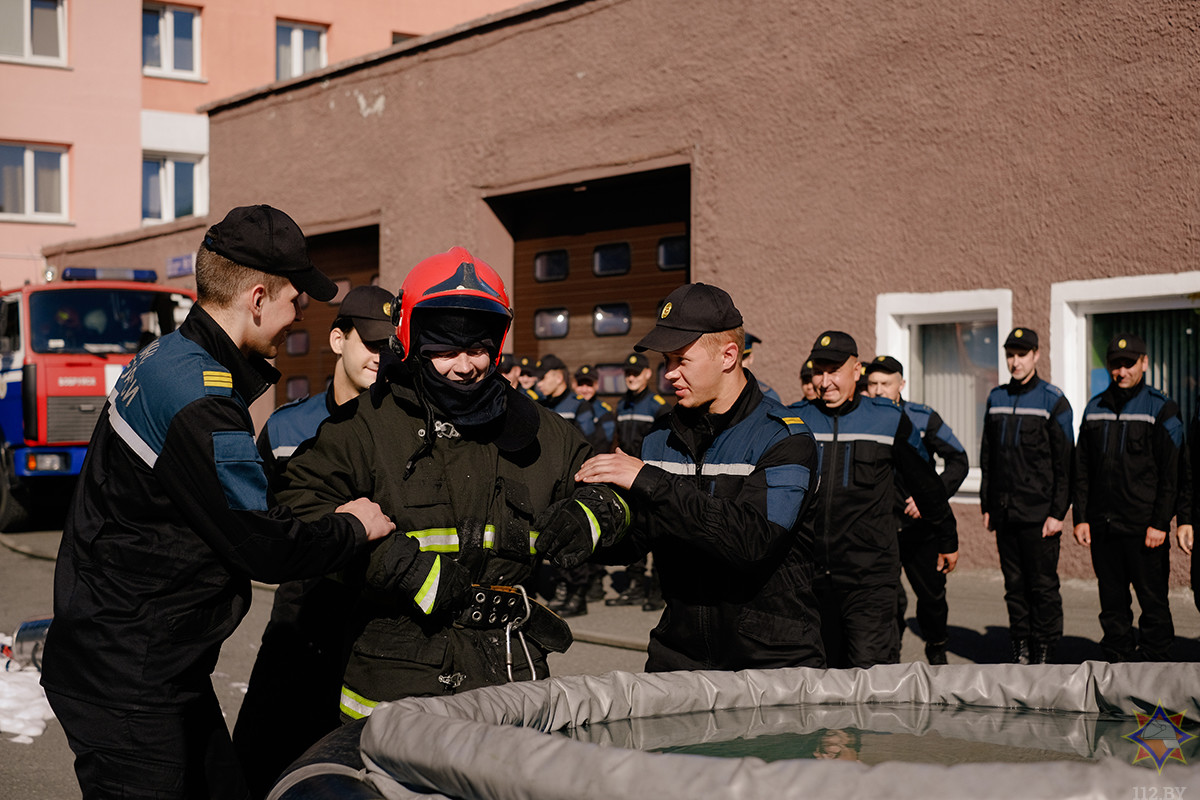 На объектах ОАО «Белшина» состоялись торжественные проводы старшего инструктора-спасателя Виталия Мельника