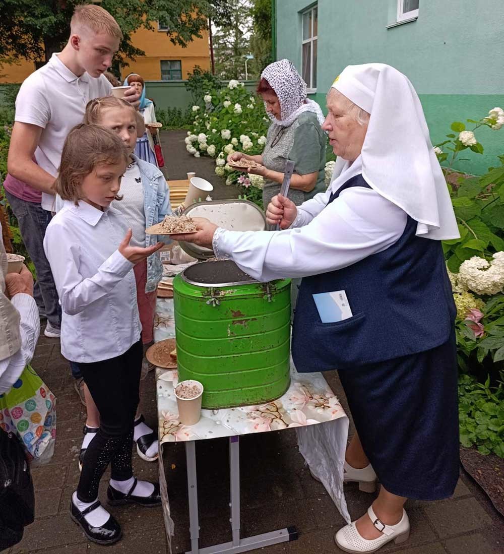 В Бобруйске прошел конкурс-выставка живых цветов «Цветы для святой Елисаветы»