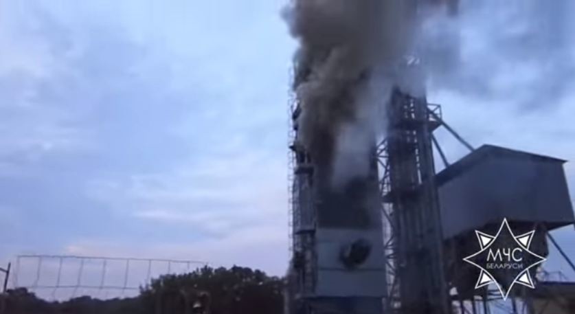 В Бобруйском районе горел зерносушильный комплекс. Не обошлось без помощи спасателей