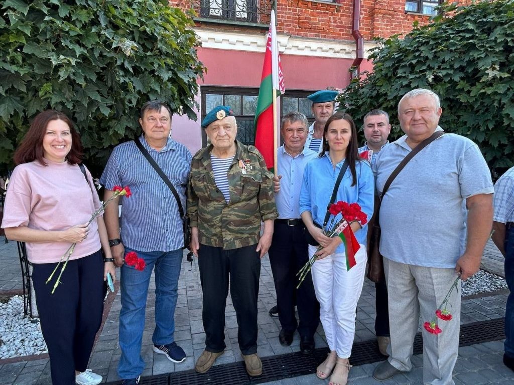 Праздник «крылатой пехоты» в Бобруйске: энергетики почтили память героев