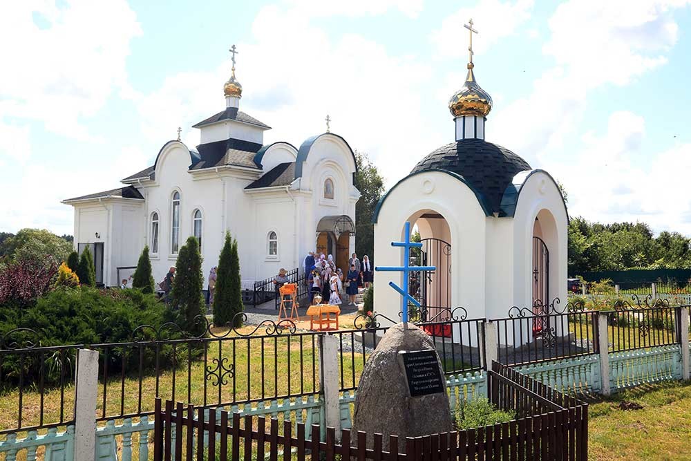 Епископ Бобруйский и Быховский совершил чин освящения колоколов и звонницы Петропавловского храма аг. Бацевичи