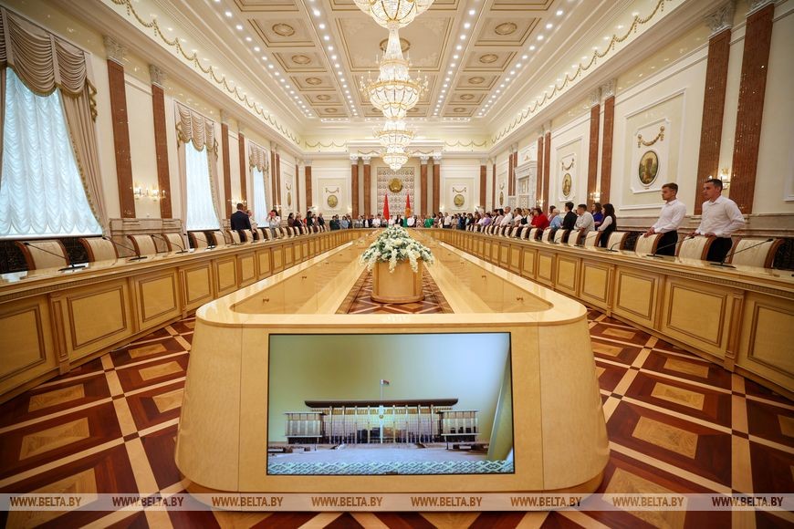 Представительница Бобруйской фабрики художественных изделий о Дворце Независимости