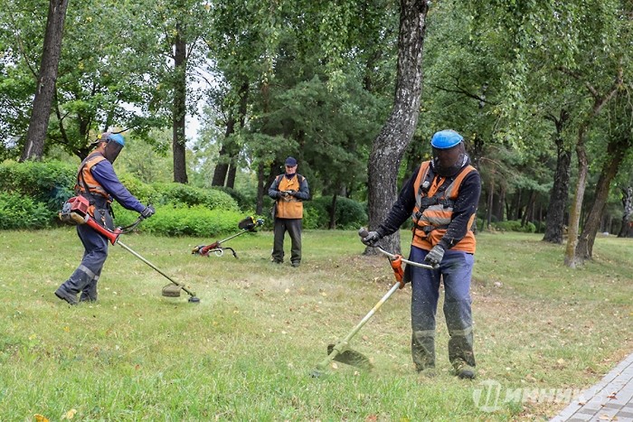 Работники «Белшины» привели в порядок улицы Бобруйска