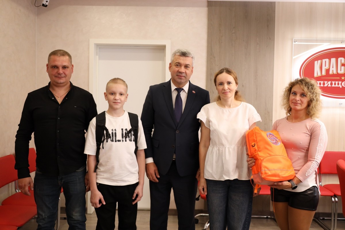 В канун Дня знаний на фабрике «Красный пищевик» поздравили многодетных родителей