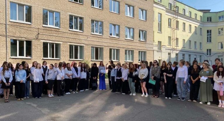 В Бобруйском колледже первокурсникам вручили профбилеты и стипендии