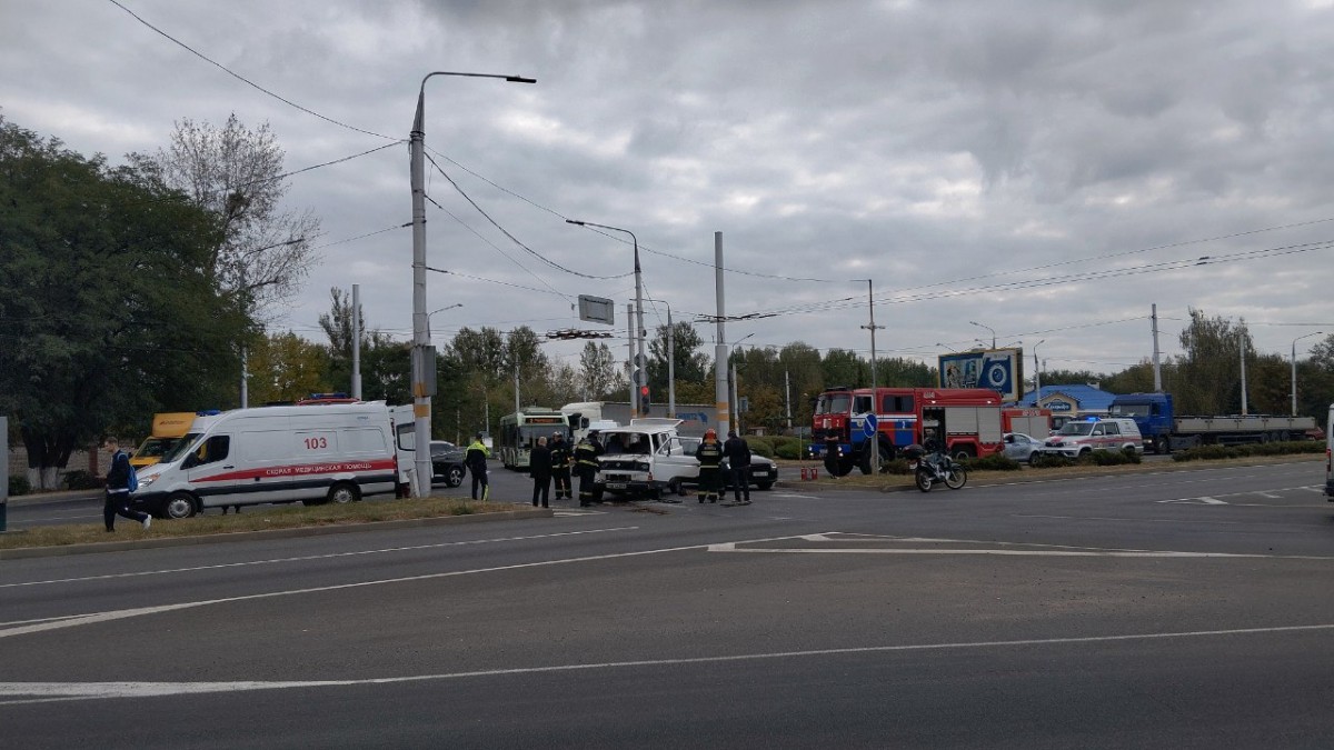 ДТП на кольце в Бобруйске: МАЗ столкнулся с микроавтобусом, есть пострадавший