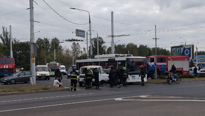 ДТП на кольце в Бобруйске: МАЗ столкнулся с микроавтобусом, есть пострадавший