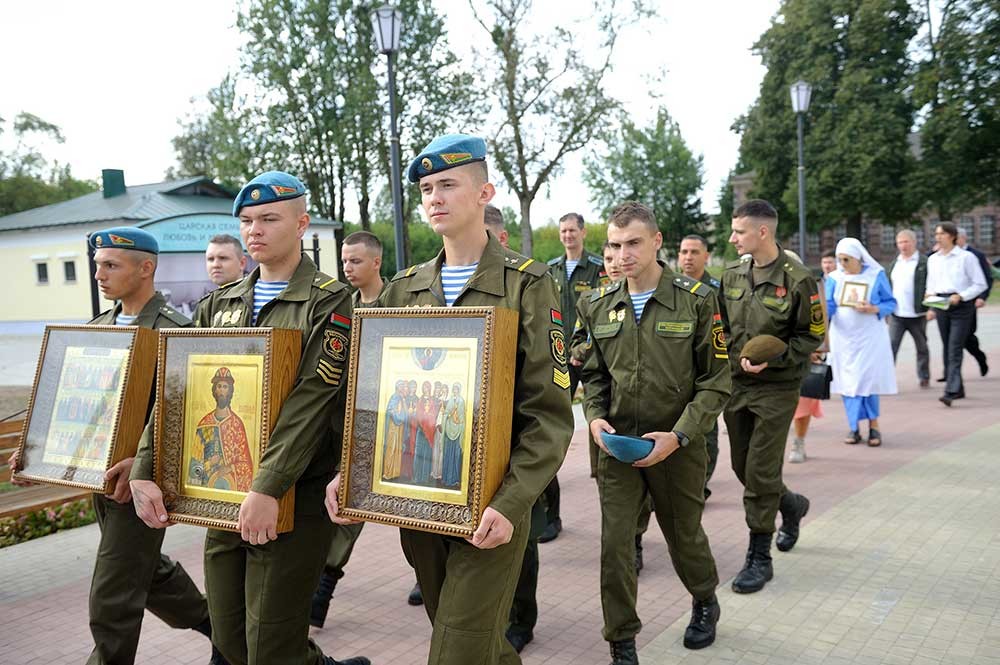 Торжественное перенесение мощей Александра Невского: архиерейское богослужение и особые гости