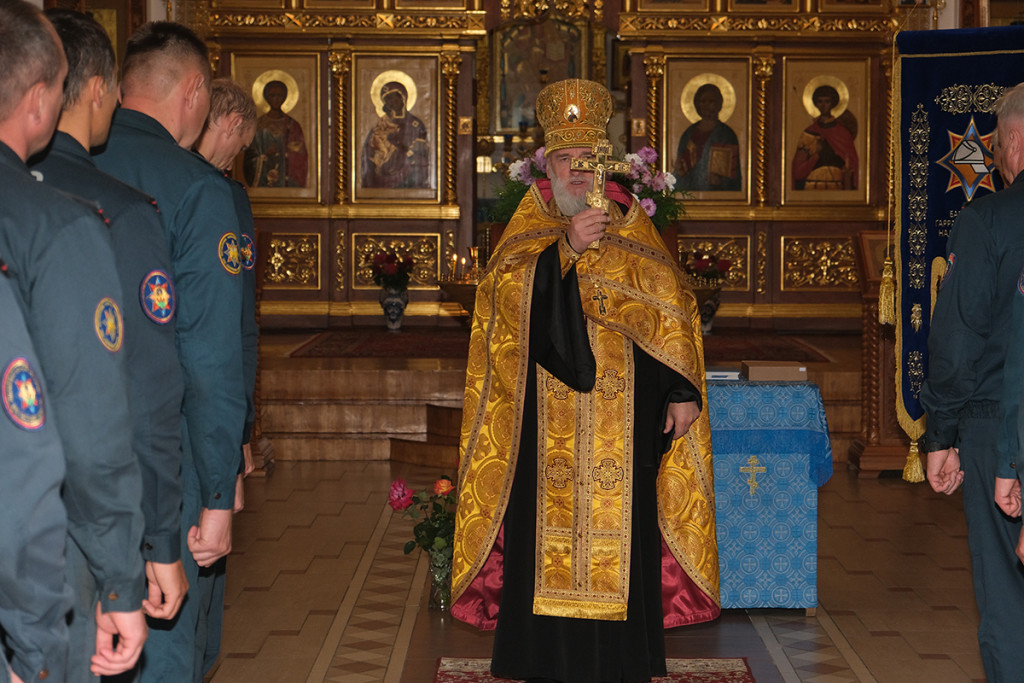 Спасатели Бобруйщины отметили День народного единства гимном, флагом и молитвой