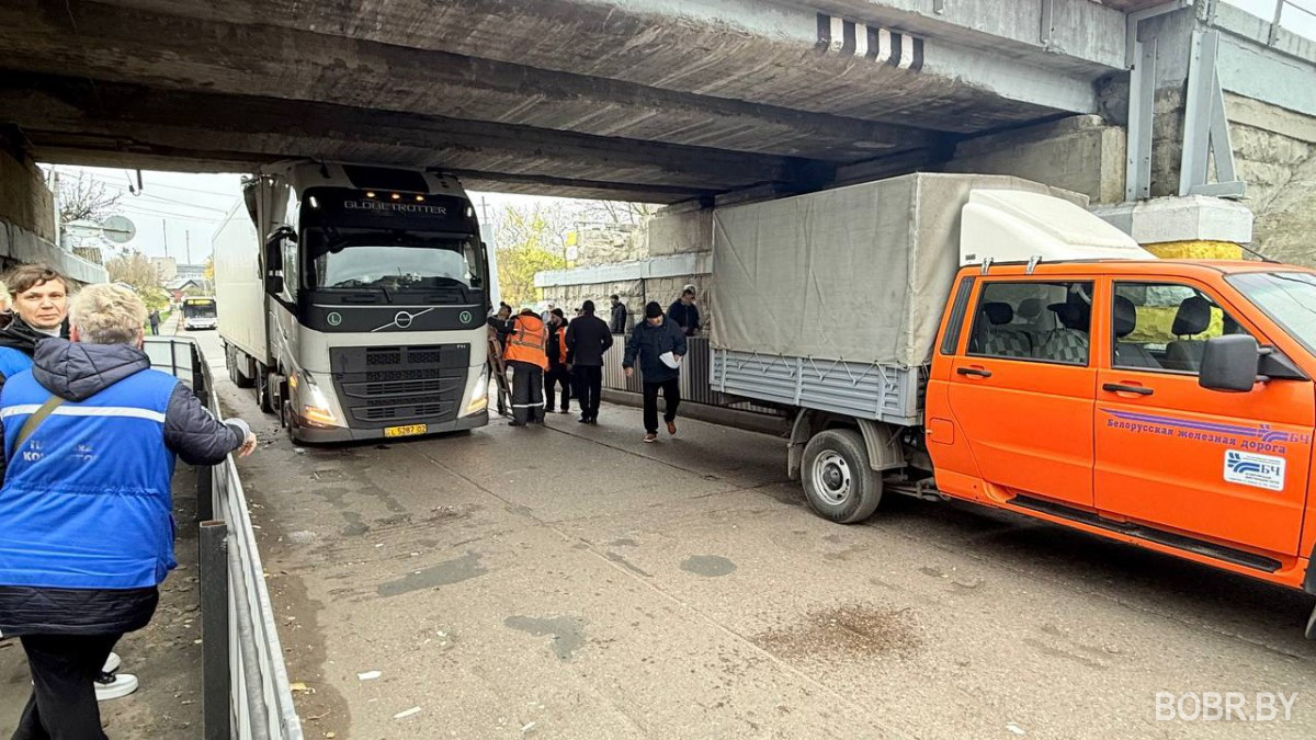 Литовская фура застряла под низким железнодорожным мостом в Бобруйске