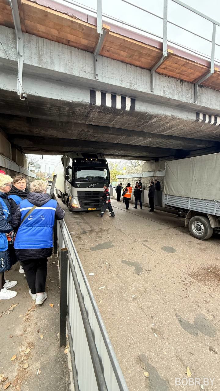 Литовская фура застряла под низким железнодорожным мостом в Бобруйске