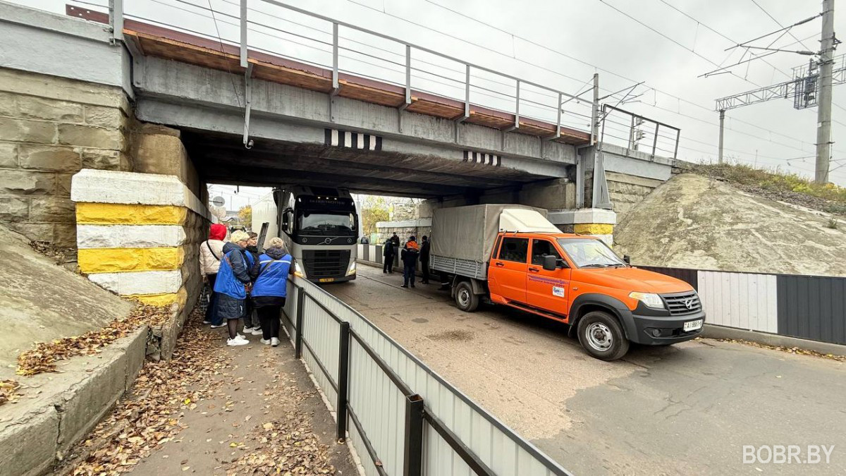 Литовская фура застряла под низким железнодорожным мостом в Бобруйске