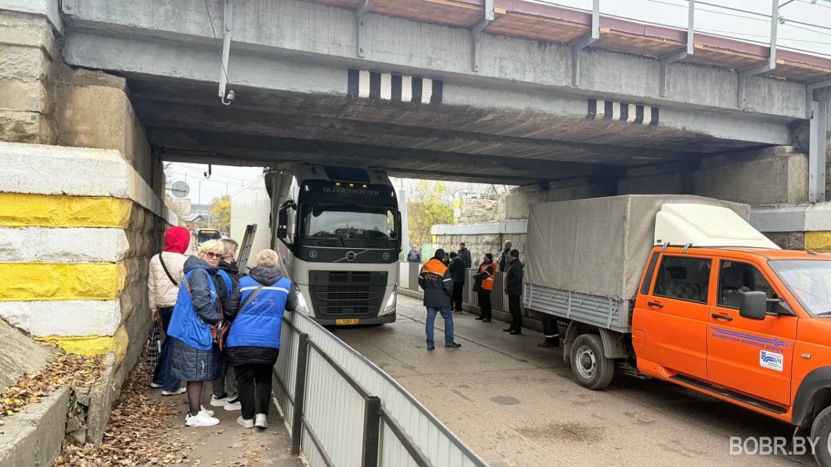 Литовская фура застряла под низким железнодорожным мостом в Бобруйске