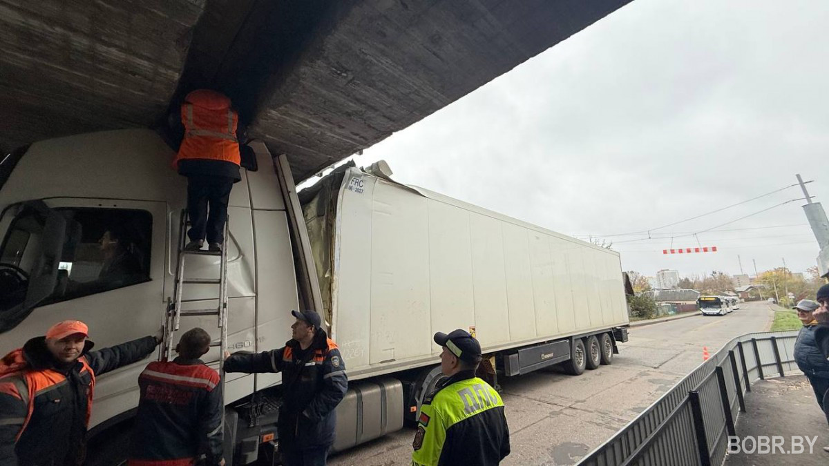 Литовская фура застряла под низким железнодорожным мостом в Бобруйске