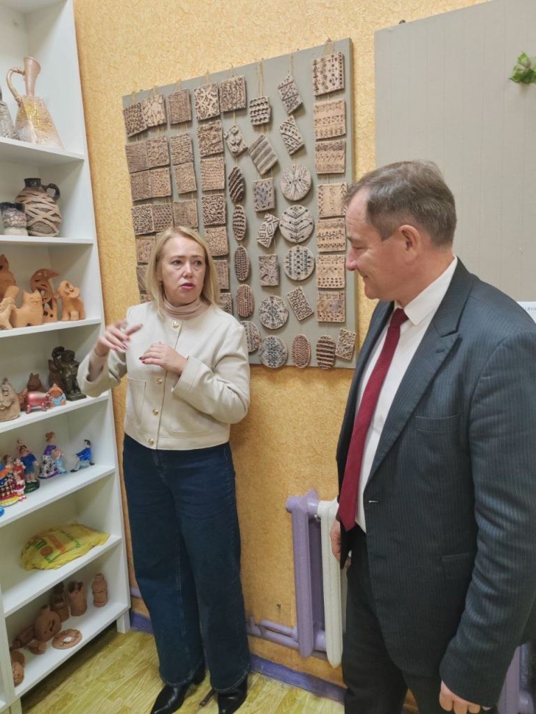 В бобруйской школе искусств чествовали педагога и многодетную мать В бобруйской школе искусств чествовали педагога и многодетную мать