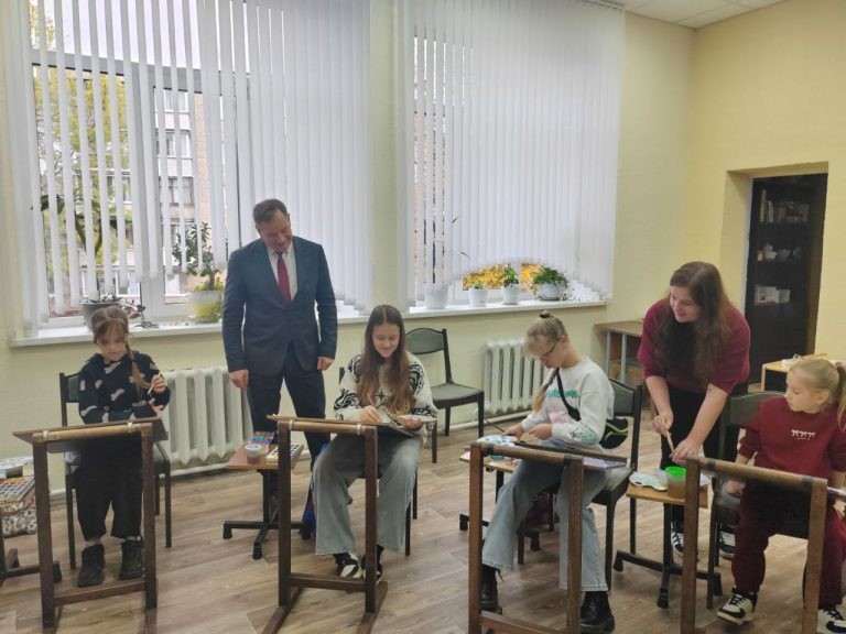 В бобруйской школе искусств чествовали педагога и многодетную мать В бобруйской школе искусств чествовали педагога и многодетную мать