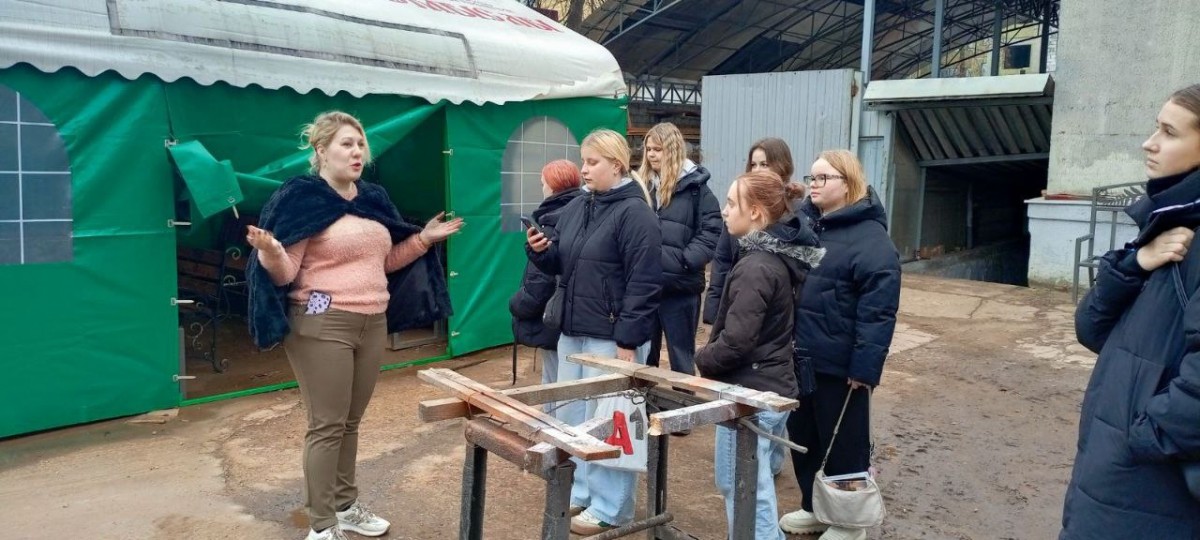 Студенты посетили с экскурсией Бобруйскую фабрику художественных изделий