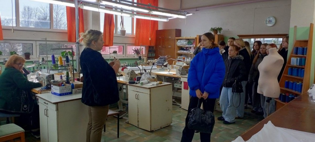 Студенты посетили с экскурсией Бобруйскую фабрику художественных изделий