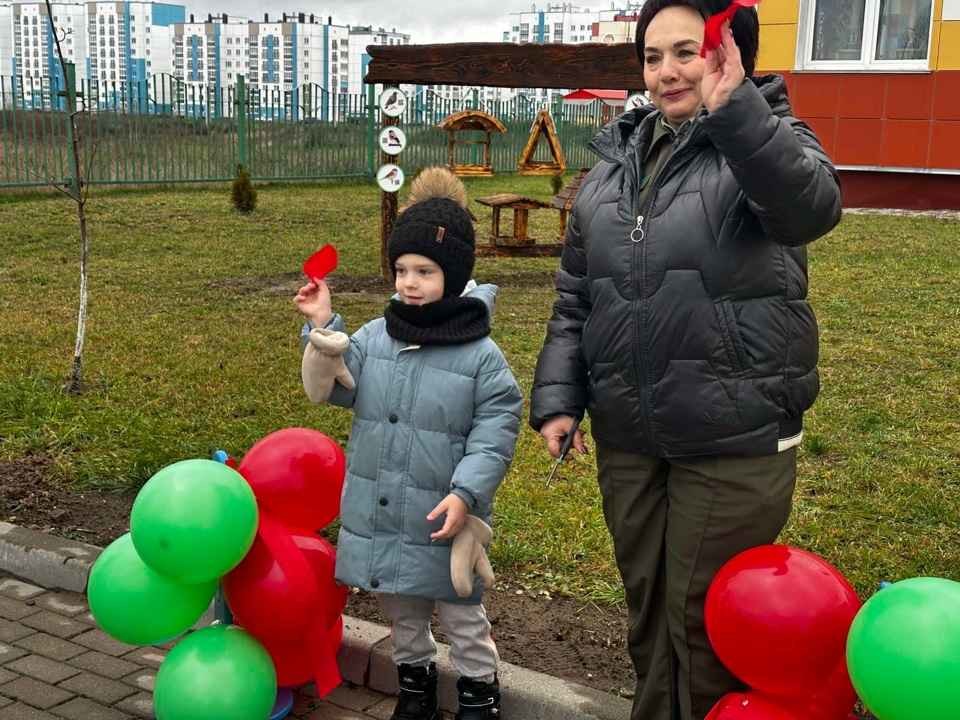 Юные бобруйчане помогли пернатым: в городе открыли «птичью столовую»
