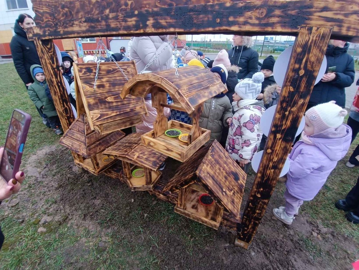 Юные бобруйчане помогли пернатым: в городе открыли «птичью столовую»