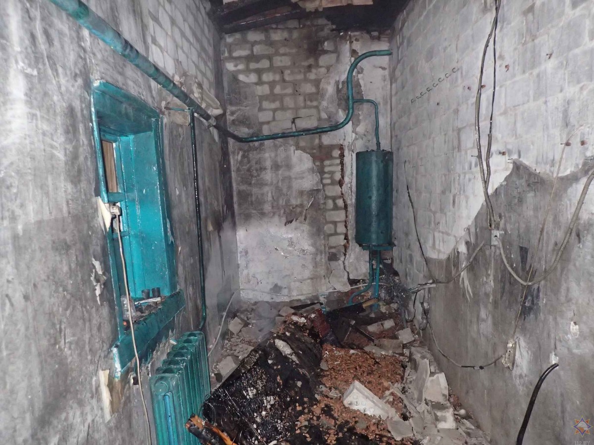 МЧС спасло бобруйчанина из горящей пристройки на улице Жлобинской МЧС спасло бобруйчанина из горящей пристройки на улице Жлобинской