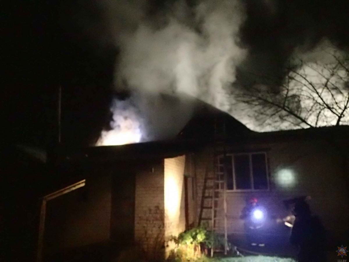 МЧС спасло бобруйчанина из горящей пристройки на улице Жлобинской МЧС спасло бобруйчанина из горящей пристройки на улице Жлобинской