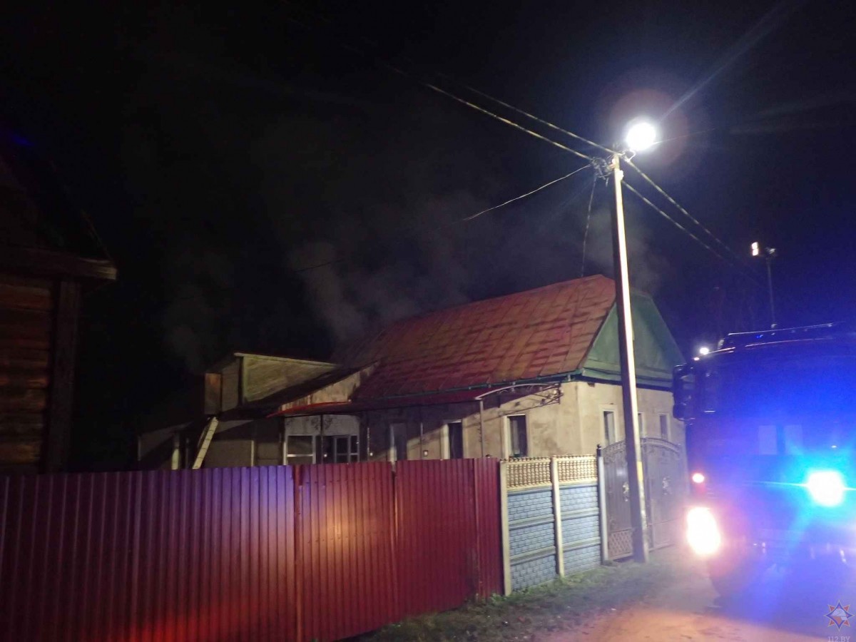МЧС спасло бобруйчанина из горящей пристройки на улице Жлобинской МЧС спасло бобруйчанина из горящей пристройки на улице Жлобинской