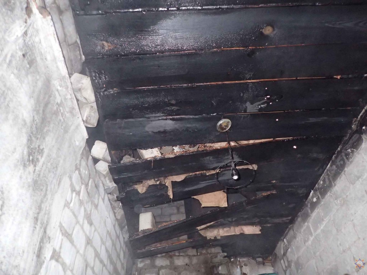 МЧС спасло бобруйчанина из горящей пристройки на улице Жлобинской МЧС спасло бобруйчанина из горящей пристройки на улице Жлобинской