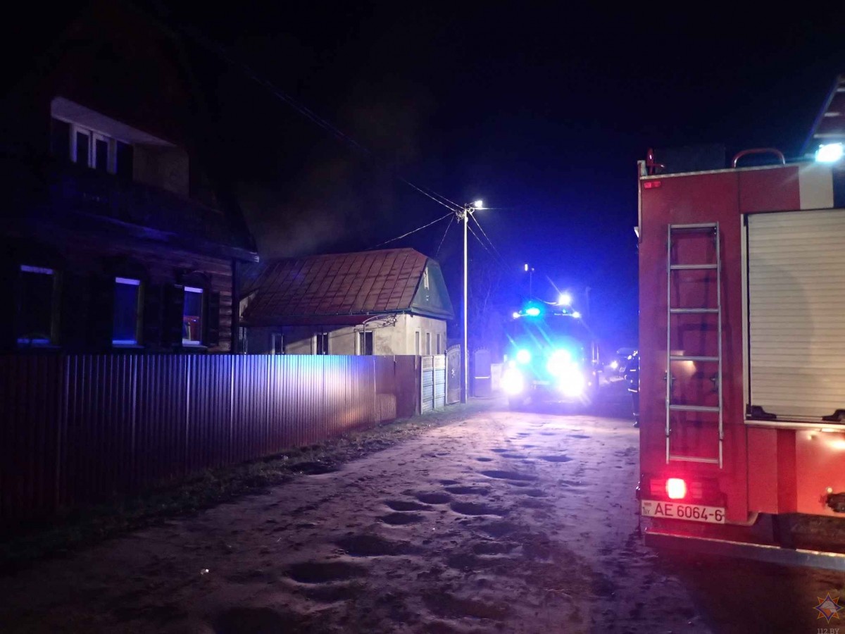 МЧС спасло бобруйчанина из горящей пристройки на улице Жлобинской МЧС спасло бобруйчанина из горящей пристройки на улице Жлобинской