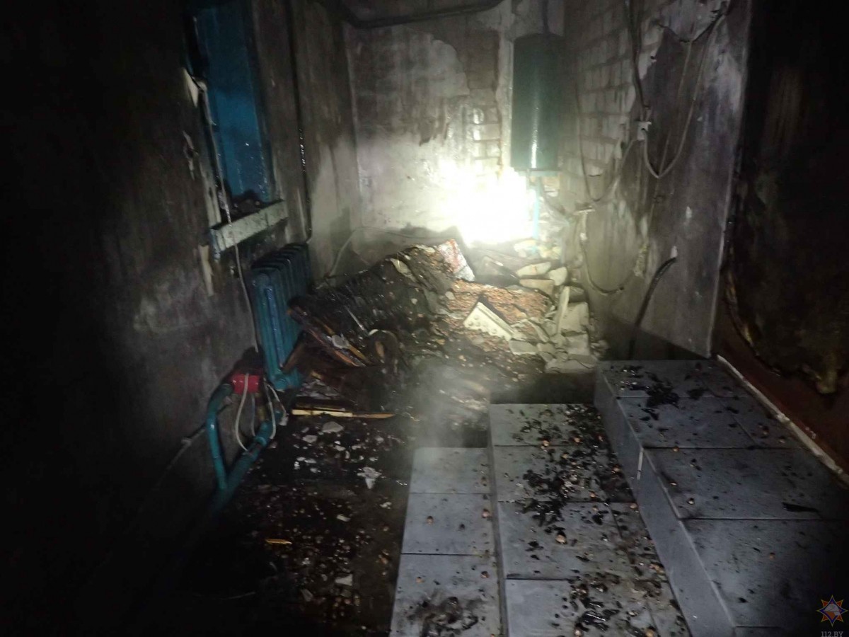 МЧС спасло бобруйчанина из горящей пристройки на улице Жлобинской МЧС спасло бобруйчанина из горящей пристройки на улице Жлобинской