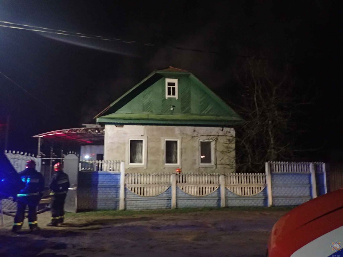 МЧС спасло бобруйчанина из горящей пристройки на улице Жлобинской МЧС спасло бобруйчанина из горящей пристройки на улице Жлобинской