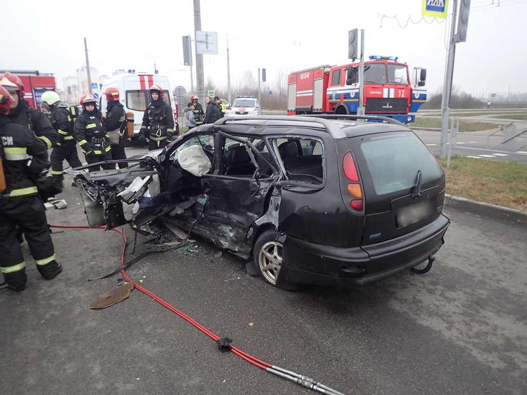 В Бобруйске троллейбус смял легковушку. Сотрудники МЧС спасли водителя В Бобруйске троллейбус смял легковушку. Сотрудники МЧС спасли водителя