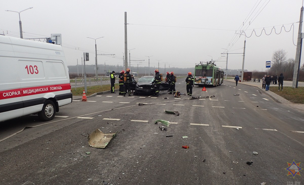 В Бобруйске троллейбус смял легковушку. Сотрудники МЧС спасли водителя В Бобруйске троллейбус смял легковушку. Сотрудники МЧС спасли водителя