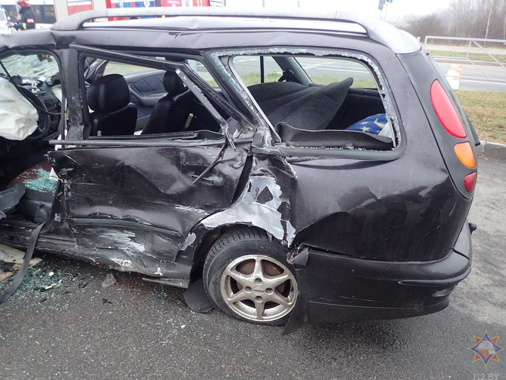 В Бобруйске троллейбус смял легковушку. Сотрудники МЧС спасли водителя В Бобруйске троллейбус смял легковушку. Сотрудники МЧС спасли водителя