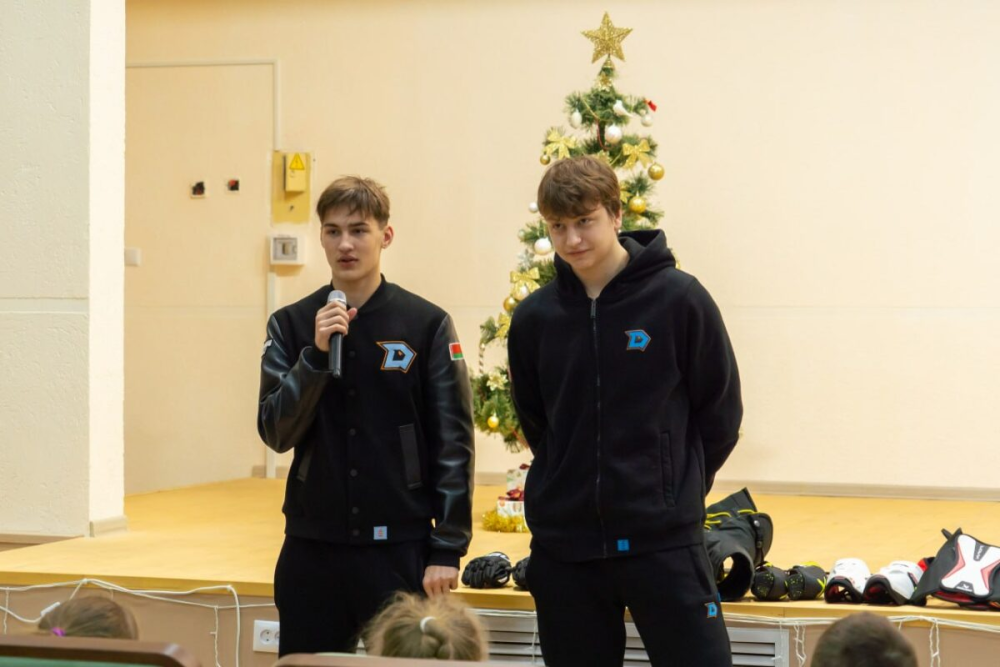 Молодые звезды МХЛ провели урок хоккея в бобруйской школе