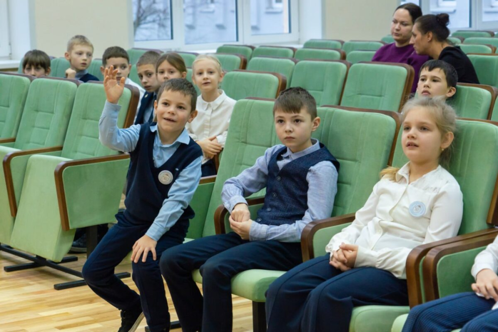 Молодые звезды МХЛ провели урок хоккея в бобруйской школе