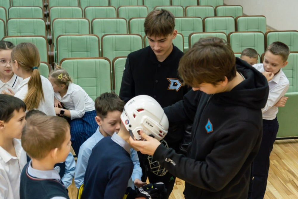 Молодые звезды МХЛ провели урок хоккея в бобруйской школе