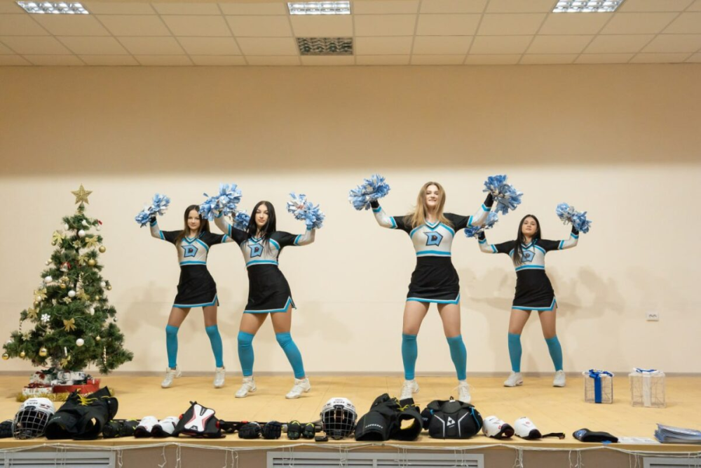 Молодые звезды МХЛ провели урок хоккея в бобруйской школе