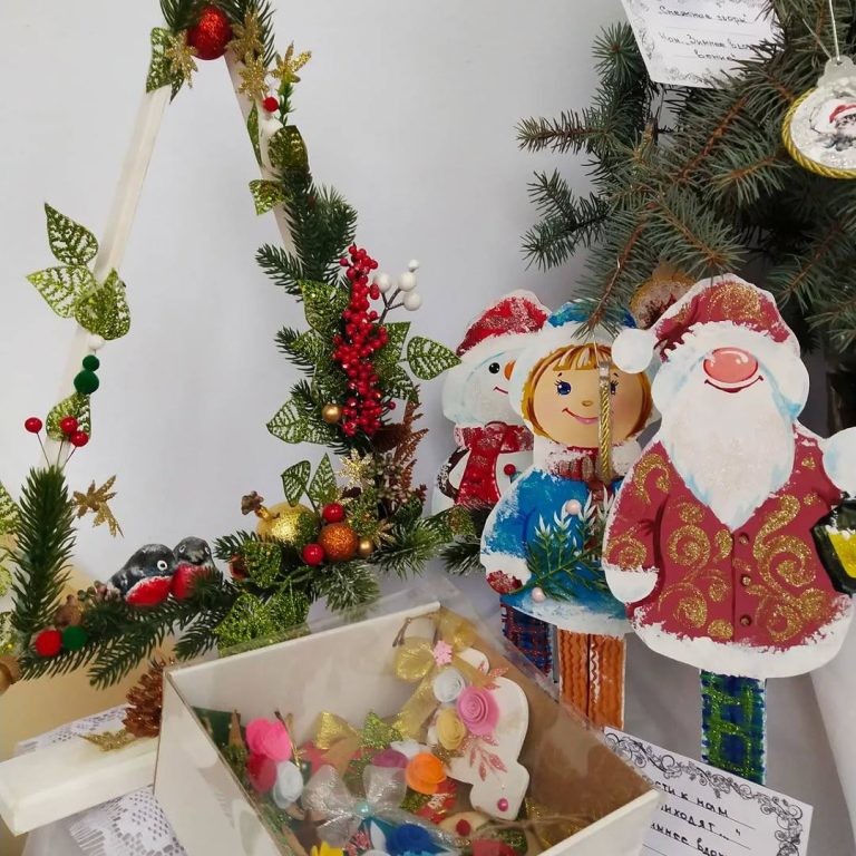 Уникальные новогодние работы представили участники конкурса в колледже им. Ларина