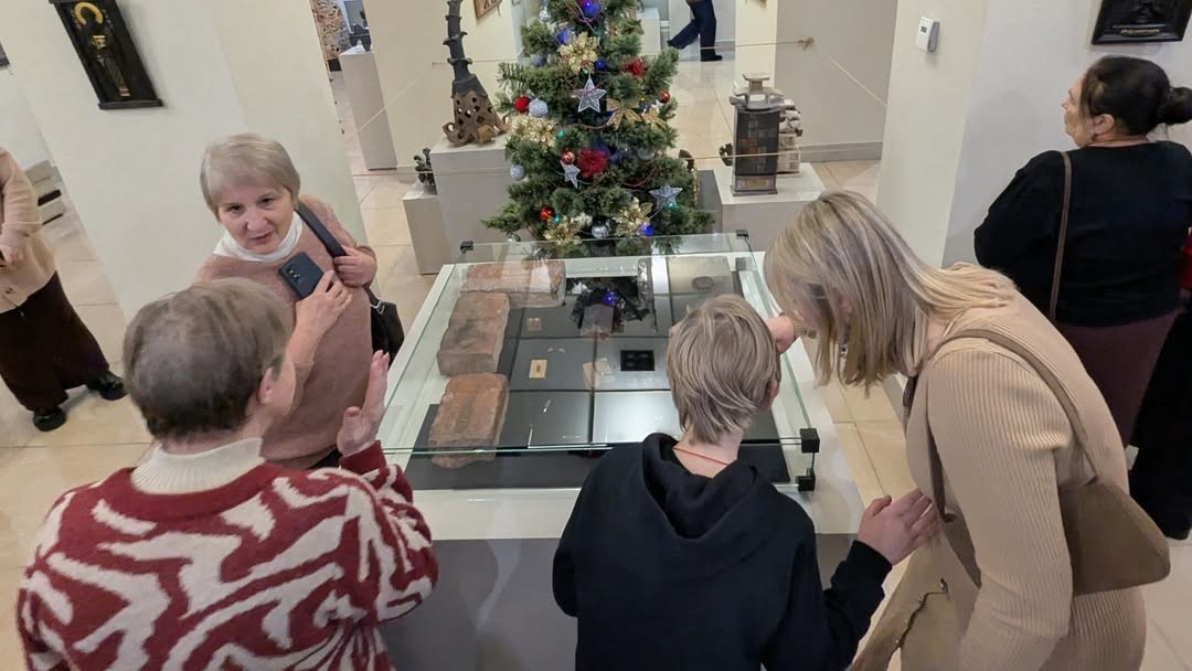 Древесина, смола и камни: &laquo;Ювелирная Палитра&raquo; Дениса Барановского в Бобруйске