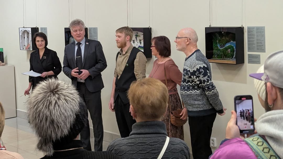 Древесина, смола и камни: &laquo;Ювелирная Палитра&raquo; Дениса Барановского в Бобруйске