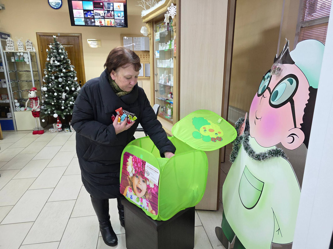 Новогодняя акция работников аптеки в Бобруйске не первый год объединяет горожан
