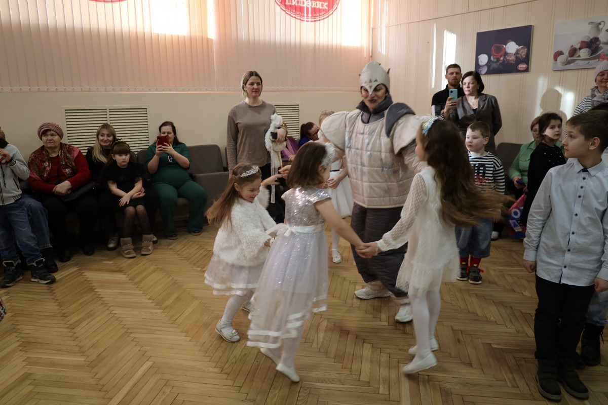 Сладкая традиция &laquo;Красного пищевика&raquo; - новогодний утренник для детей работников