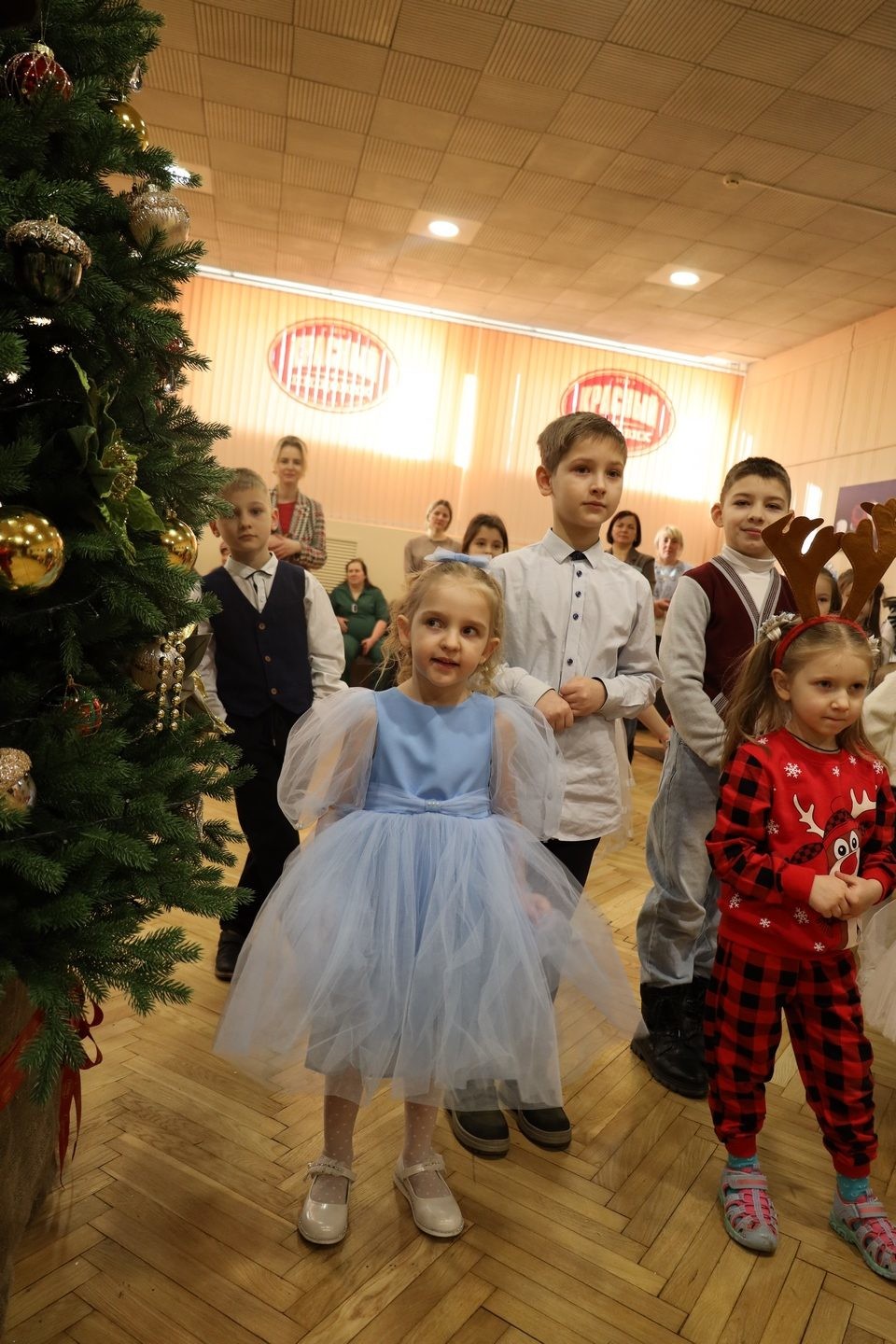 Сладкая традиция &laquo;Красного пищевика&raquo; - новогодний утренник для детей работников