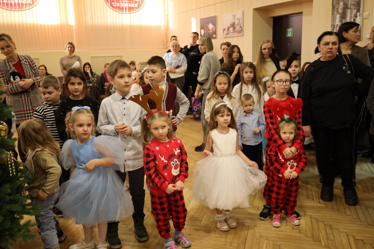 Сладкая традиция &laquo;Красного пищевика&raquo; - новогодний утренник для детей работников