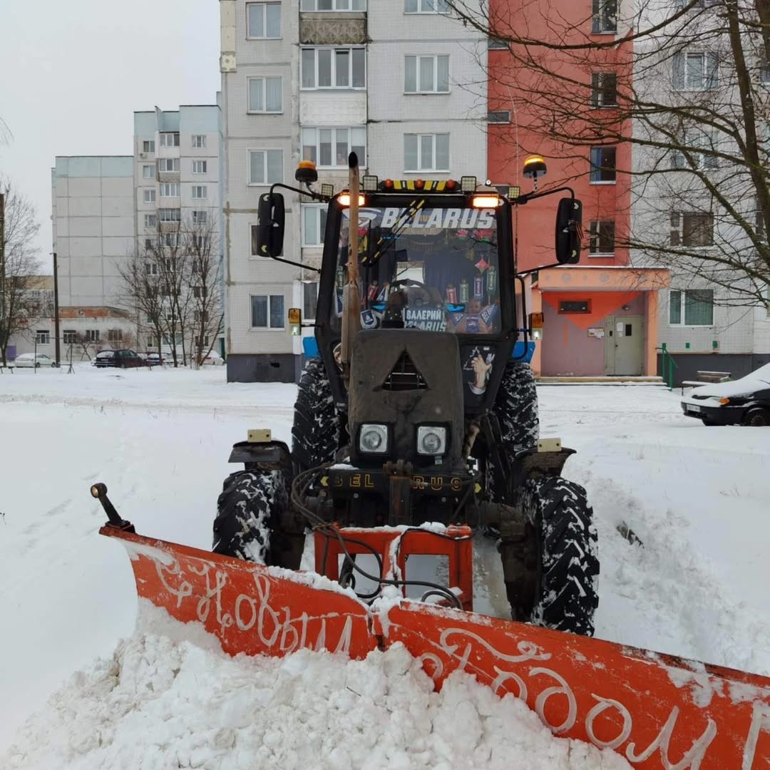 Уборка снега зимой в Бобруйске